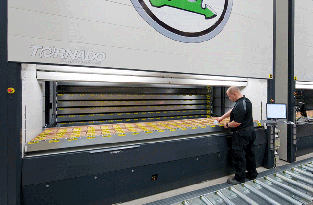 Riešenia automatizácie skladu pre malé nákladné vozidlá, ako sú škatule, kartóny a drobný tovar