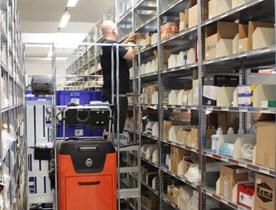 Úložný Regál S Úzkymi Uličkami